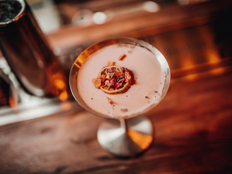 Strawberry Shortcake Martini mit Baileys: So könnte dein Cocktail aussehen