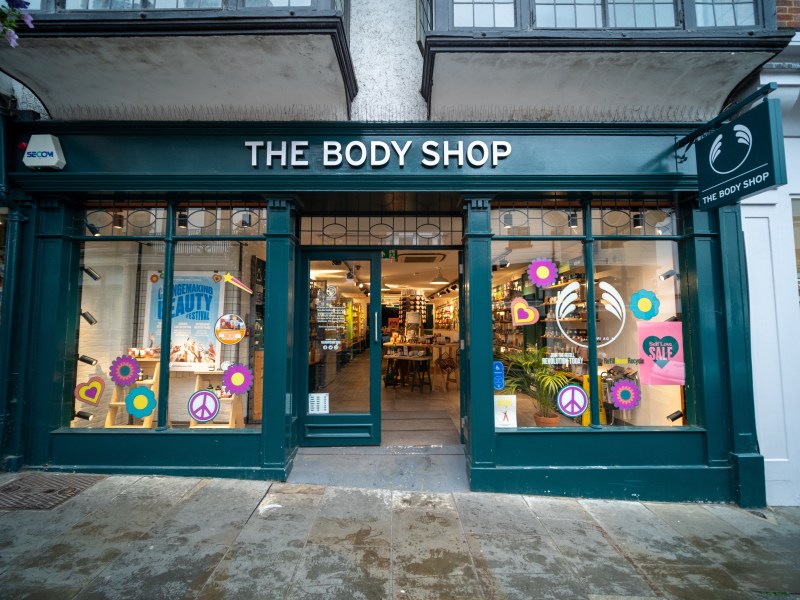 Vor allem in Innenstädten und an Bahnhöfen ist The Body Shop international eine feste Institution. Wie geht es nach den jüngsten Gerüchten weiter und wem gehört das Unternehmen?