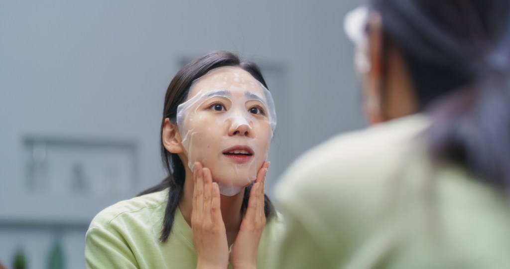 Asiatische Frau mit Gesichtsmaske