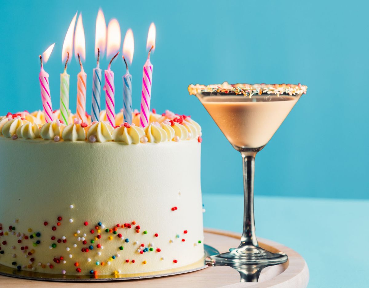 Torte und Cocktail: Birthday Cake Martini Cocktail mit Baileys