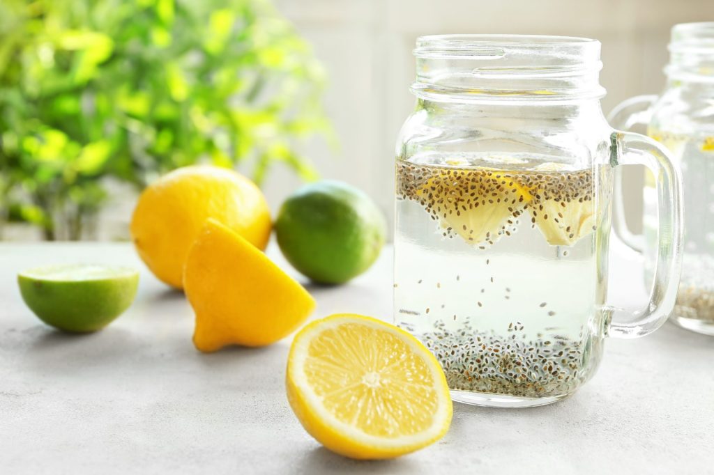 Chiasamen-Wasser mit Zitrone