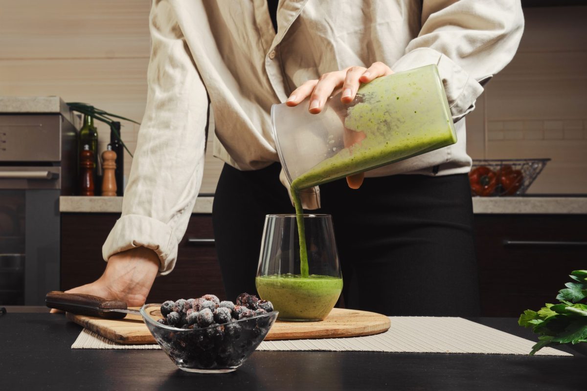 Frau grüner Smoothie