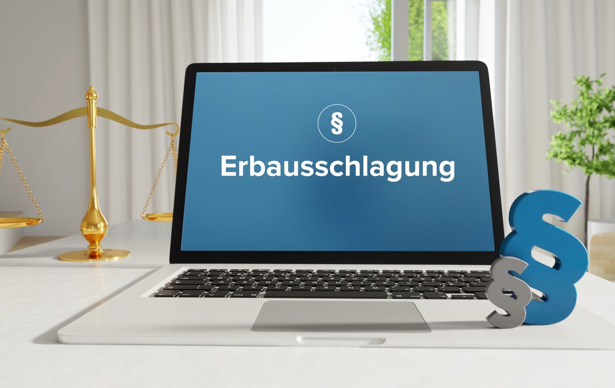 Auf einem Kaptop steht das Wort 