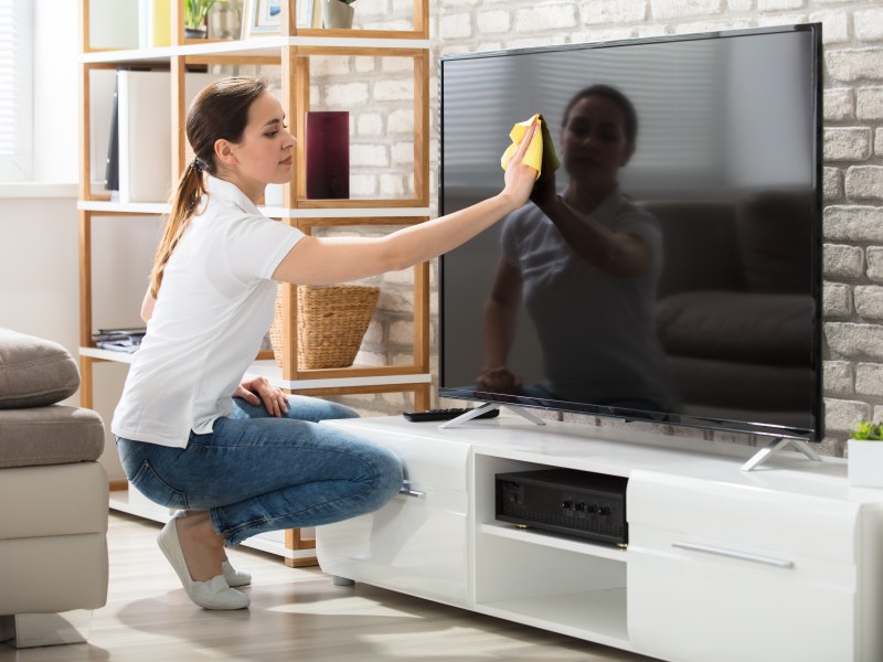 Fernseher sauber machen
