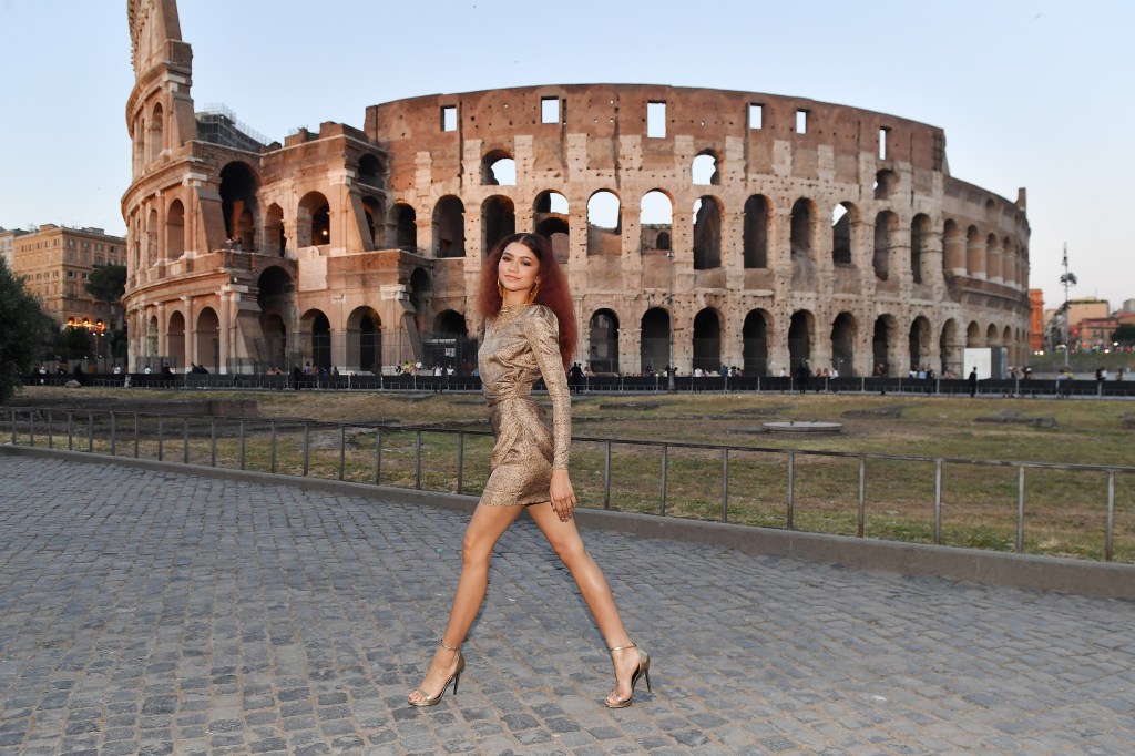 Schauspielerin Zendaya vor dem Kolosseum in Rom.