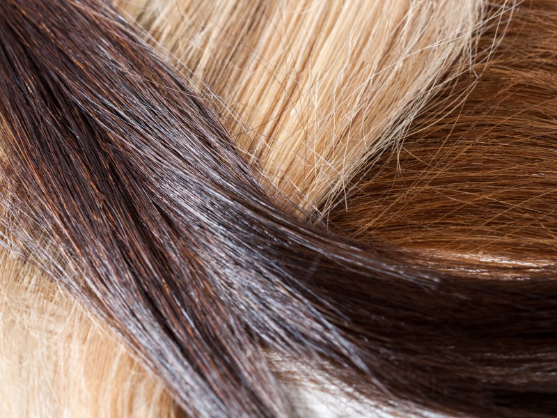 Verschiedene Haarfarben, die übereinander liegen