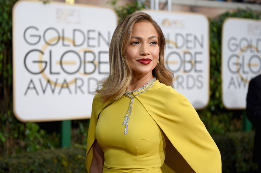 Jennifer Lopez in einem gelben Outfit.