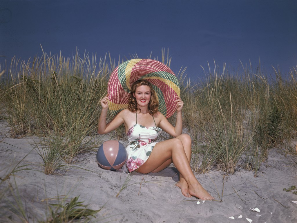 1956: Eine Frau trägt einen verspielten Badeanzug.