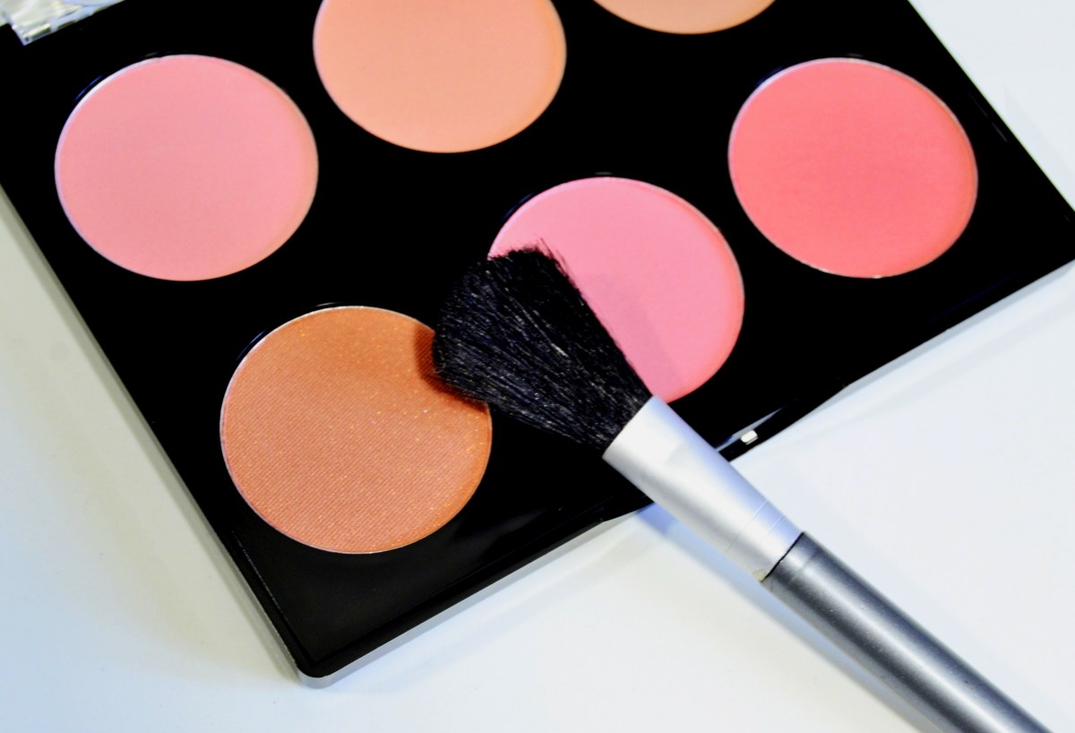 Make-up Palette mit verschiedenen Rouge-Nuancen
