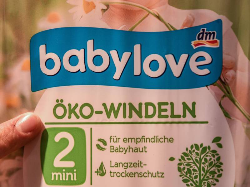 Eltern greifen wegen des Preis-Leistungsverhältnisses gern zu babylove-Produkten wie den Windeln. Ein Blick hinter die Kulissen der dm Eigenmarke für Babyprodukte.