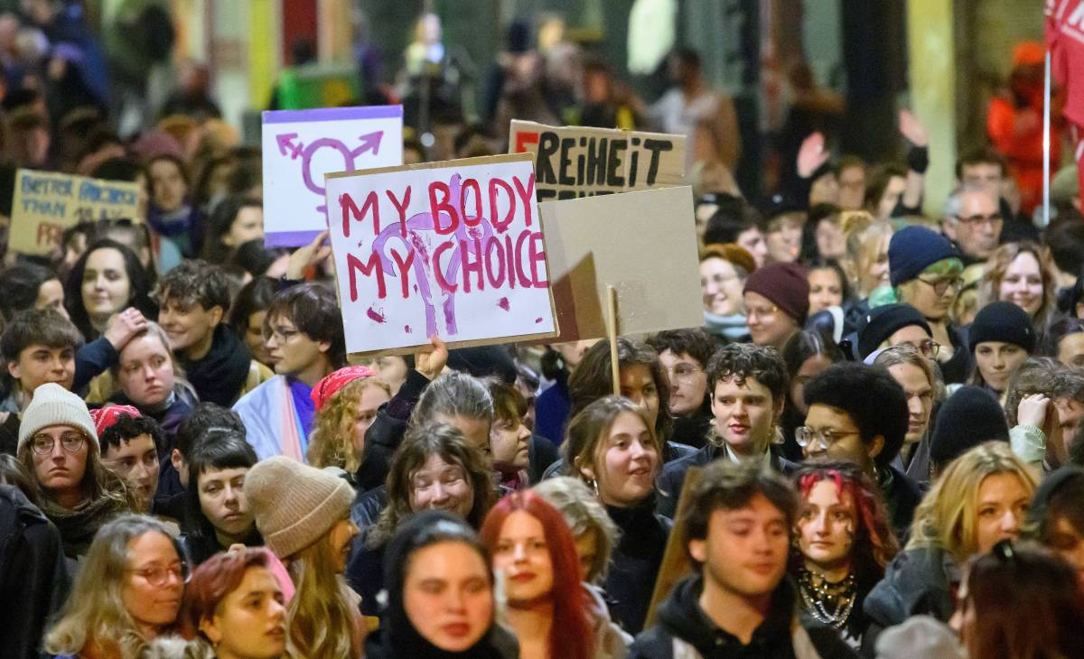 Frauen auf einer Demonstration.