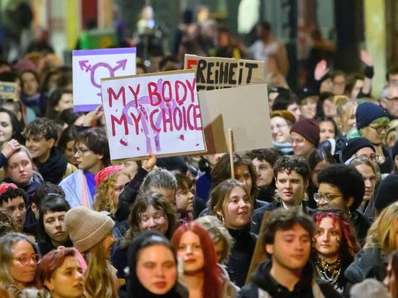 Frauen auf einer Demonstration.