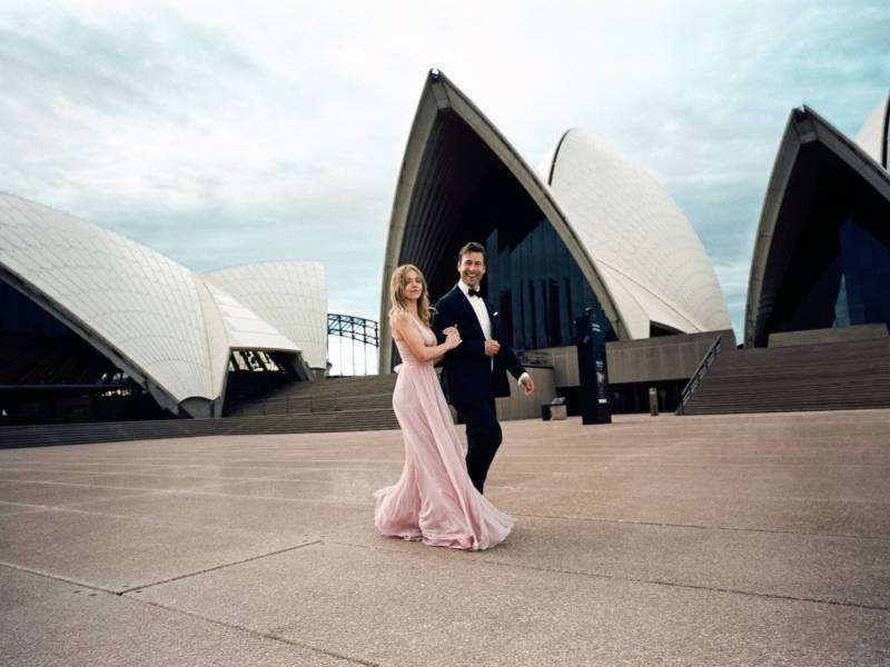 Sydney Sweeney und Glen Powell in Kostüm vor der Oper in Sydney beim Dreh von "Anyone but you".