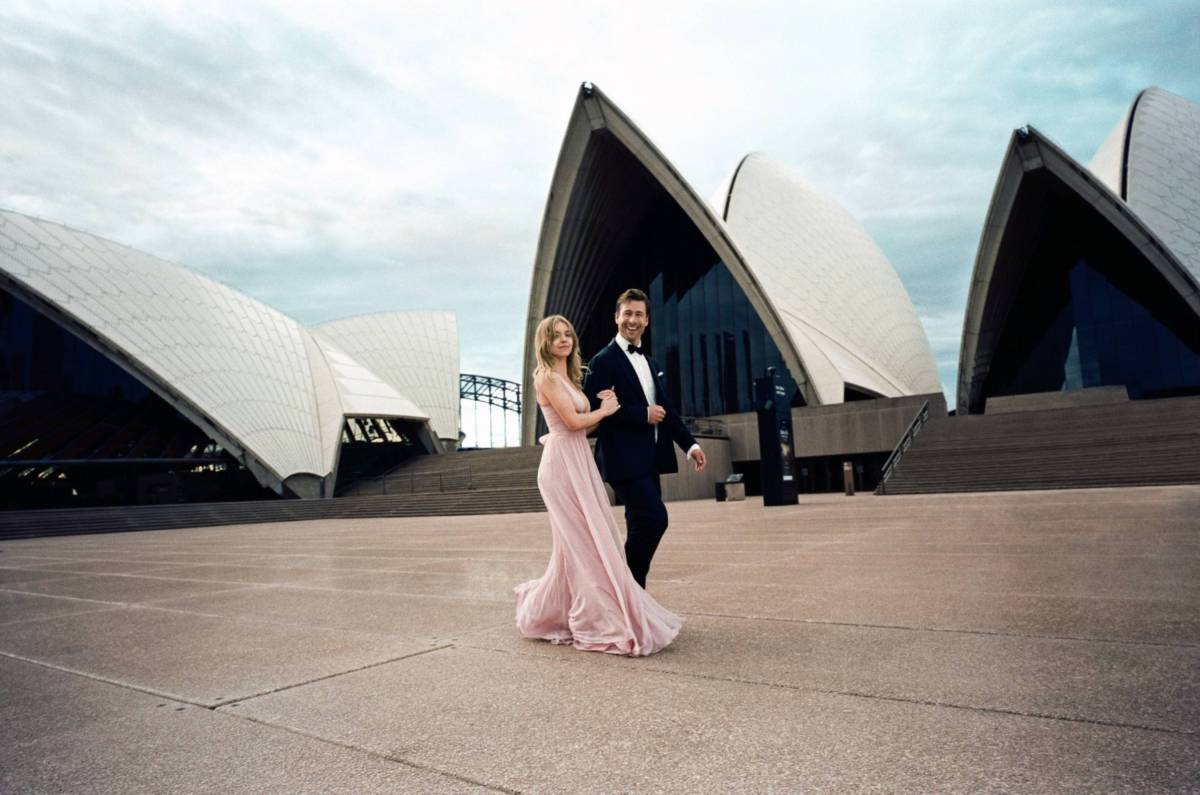 Sydney Sweeney und Glen Powell in Kostüm vor der Oper in Sydney beim Dreh von 