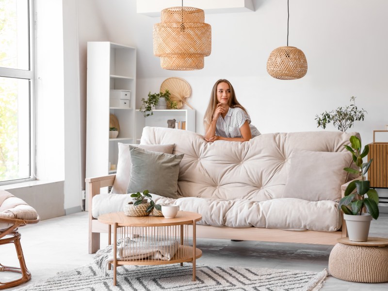 Frau im Wohnzimmer