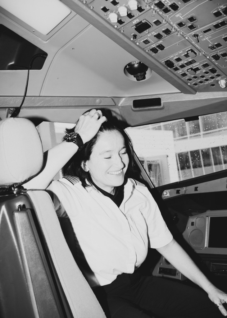 Schwarz Weiß Foto Frau im Flugzeug