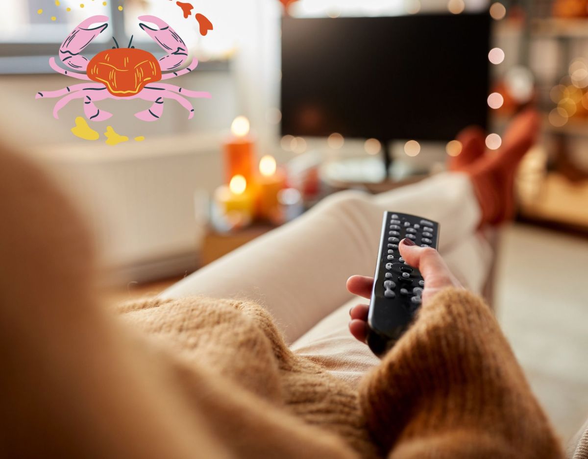 Frau schaut TV auf der Couch: Serien Horoskop für das Sternzeichen Krebs