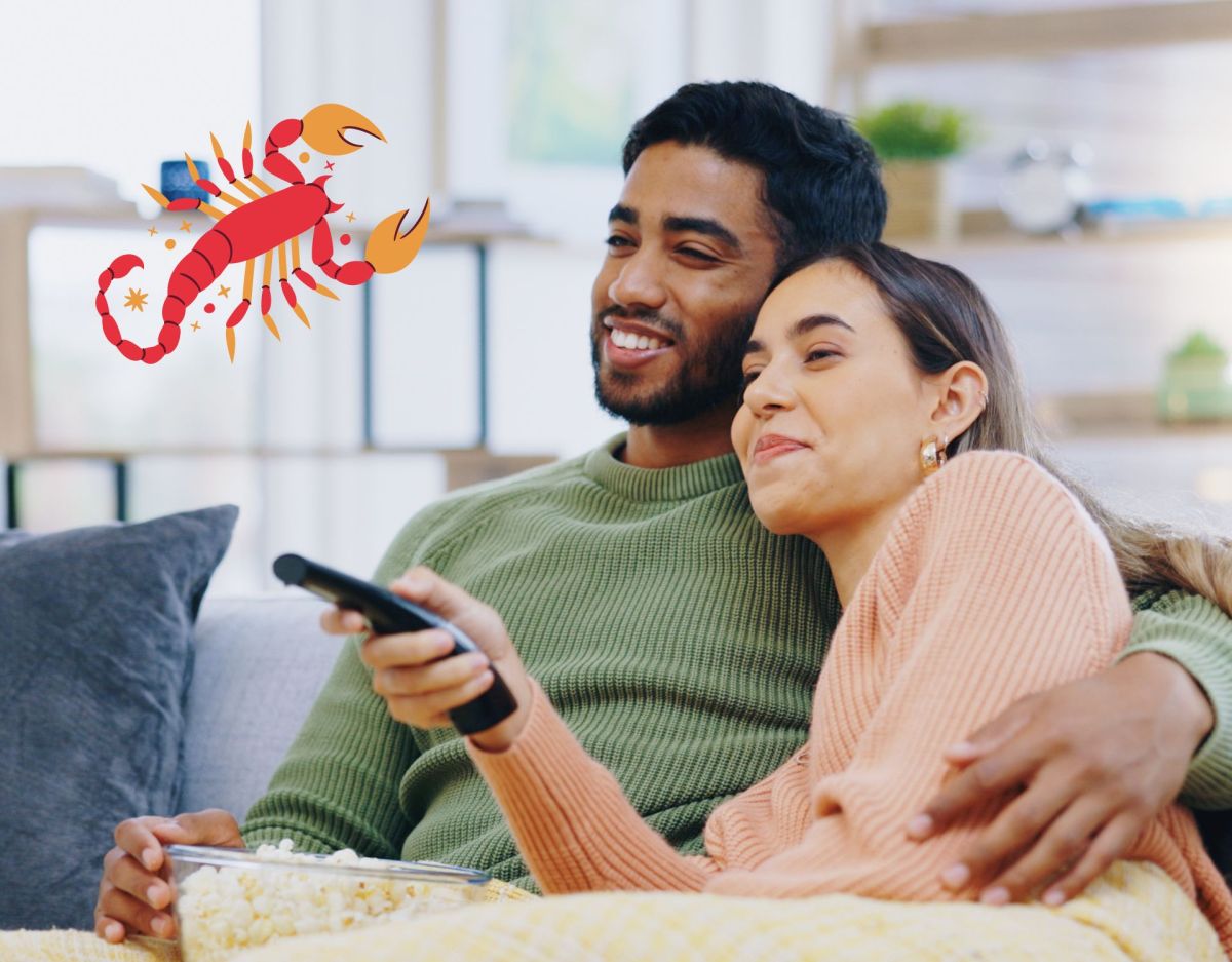 Pärchen schaut TV auf der Couch: Serien Horoskop: Die beste Serie für den Skorpion