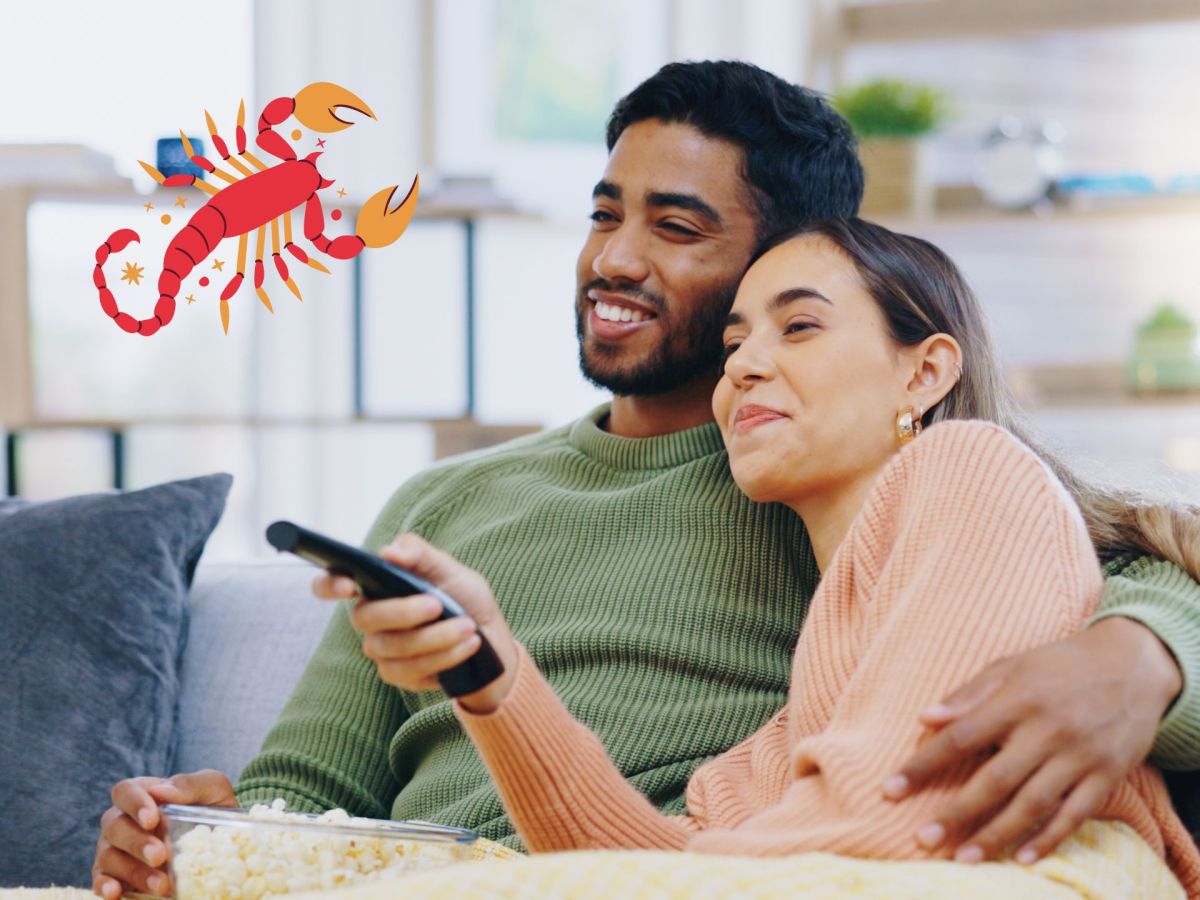 Pärchen schaut TV auf der Couch: Serien Horoskop: Die beste Serie für den Skorpion