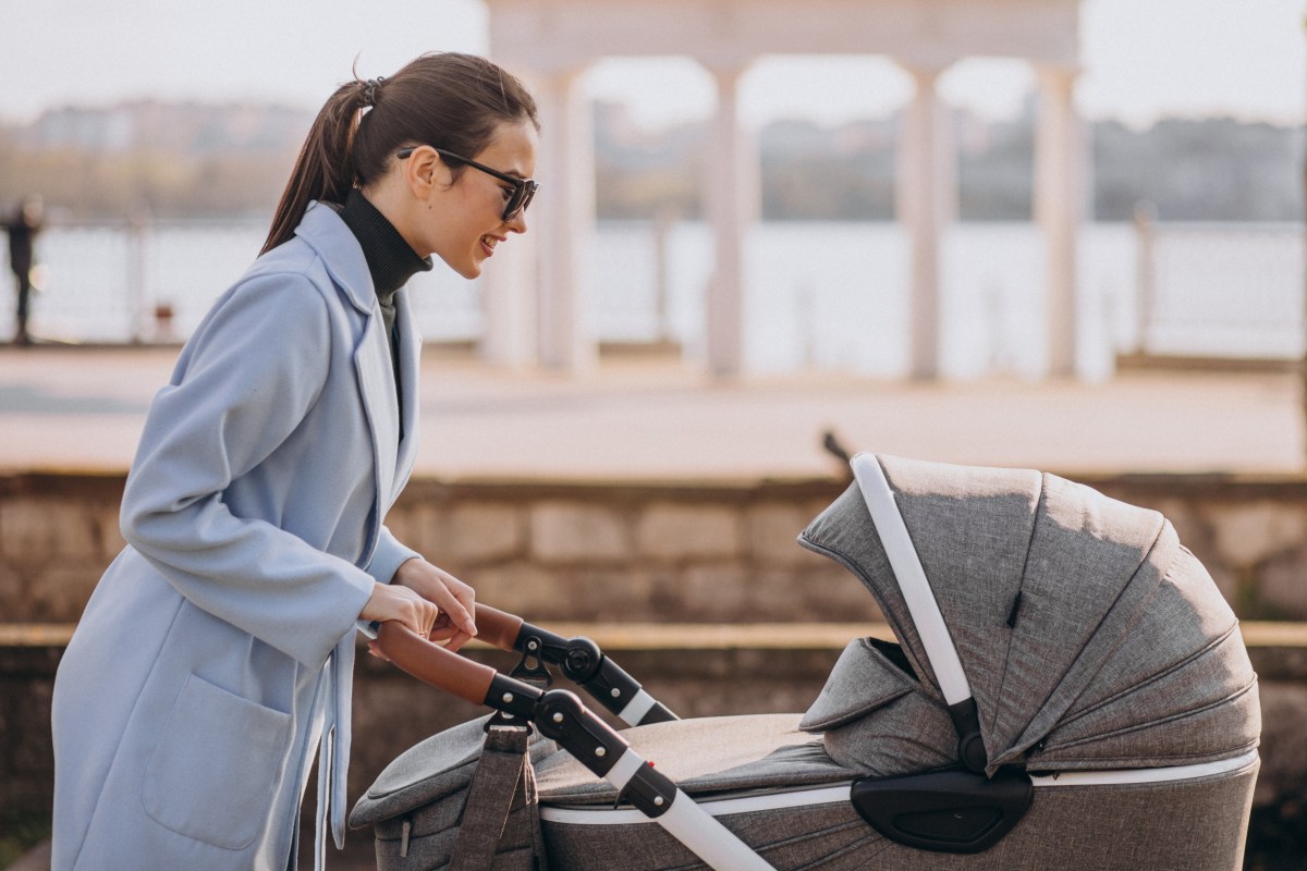 Frau Spaziergang Kinderwagen