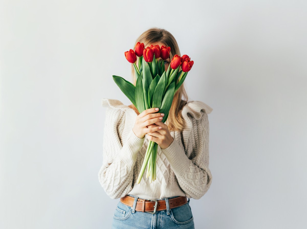 Frau mit Tulpen