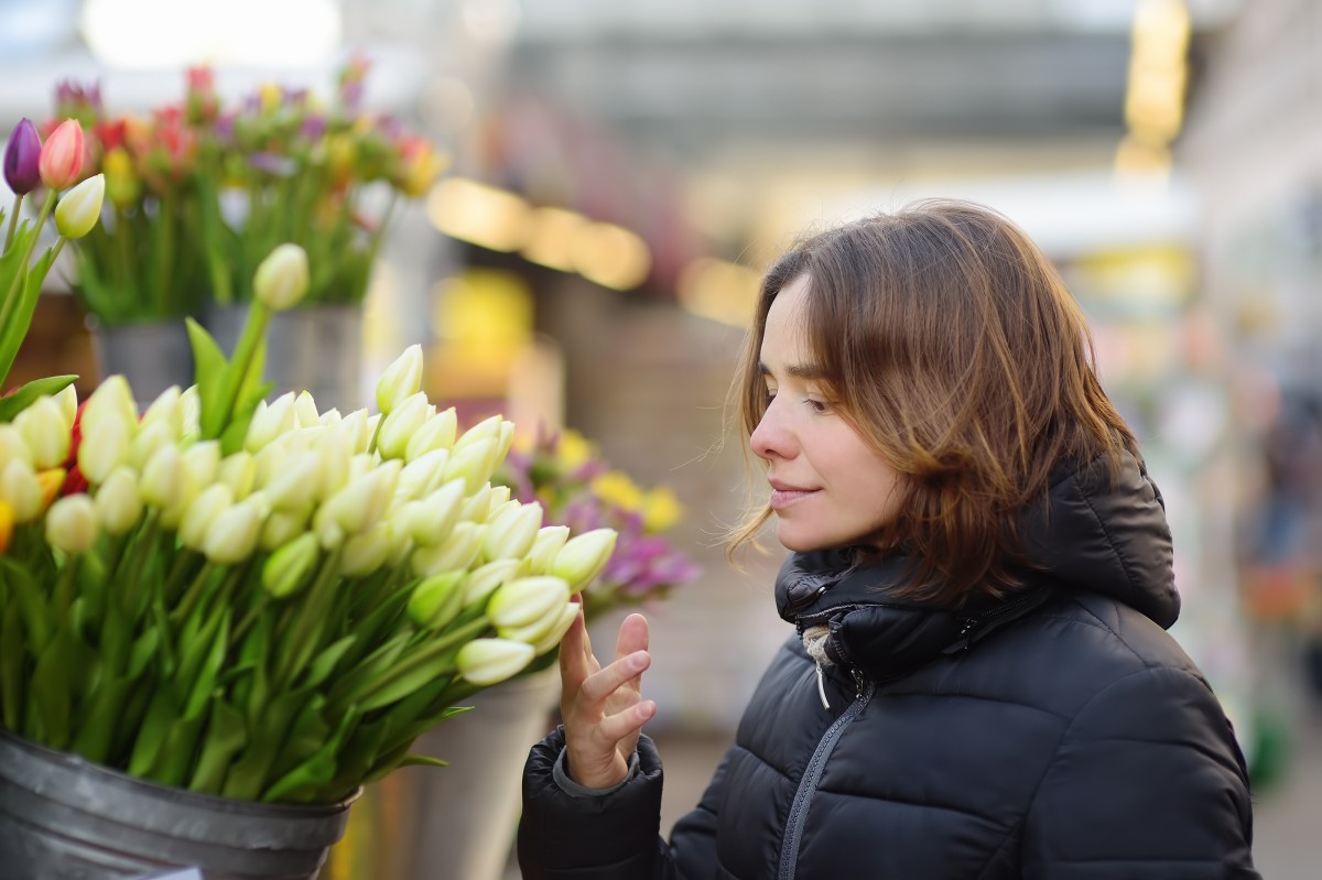 Frau kauft Tulpen