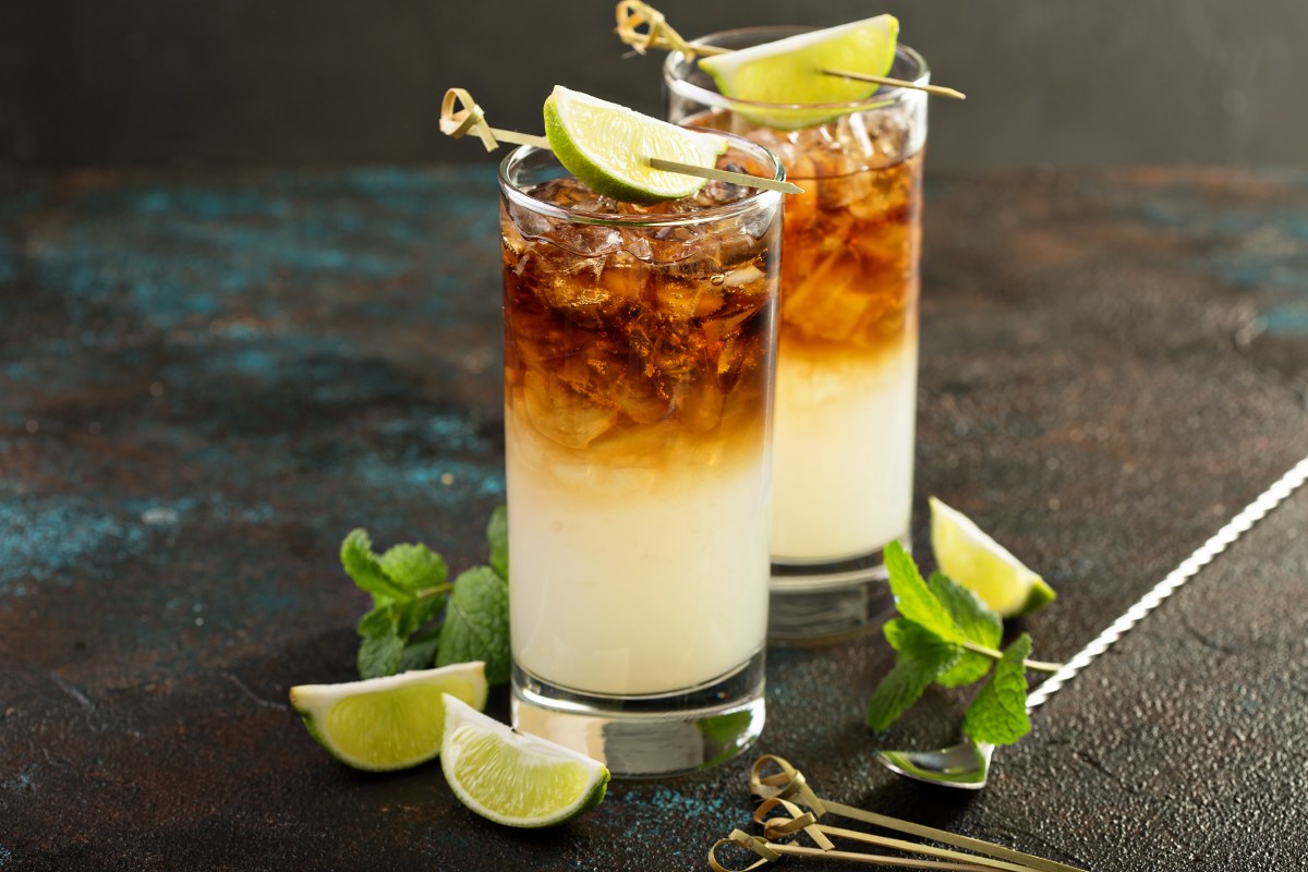 Dark and Stormy: Cocktail mit Rum und Gingerbeer