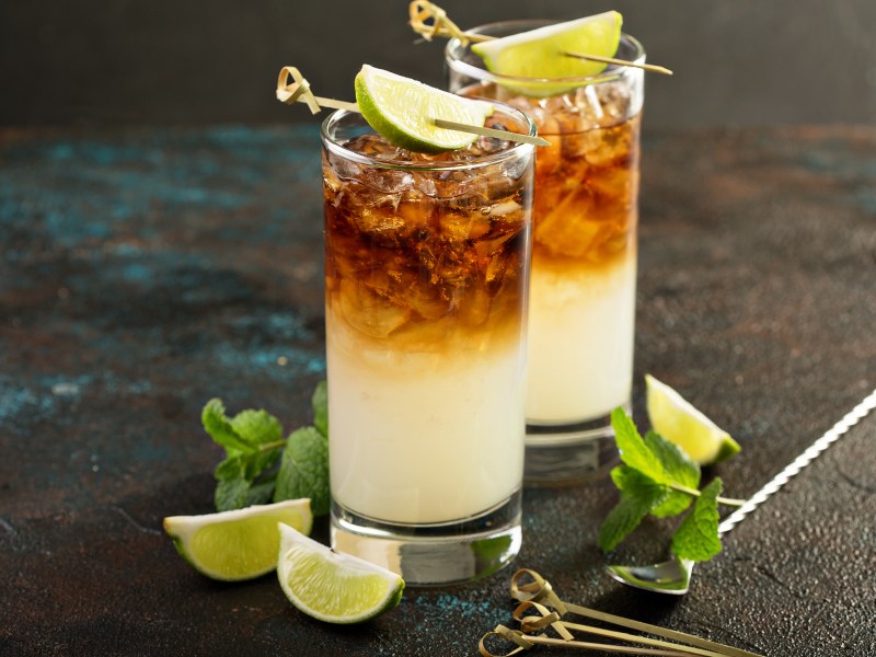 Dark and Stormy: Cocktail mit Rum und Gingerbeer