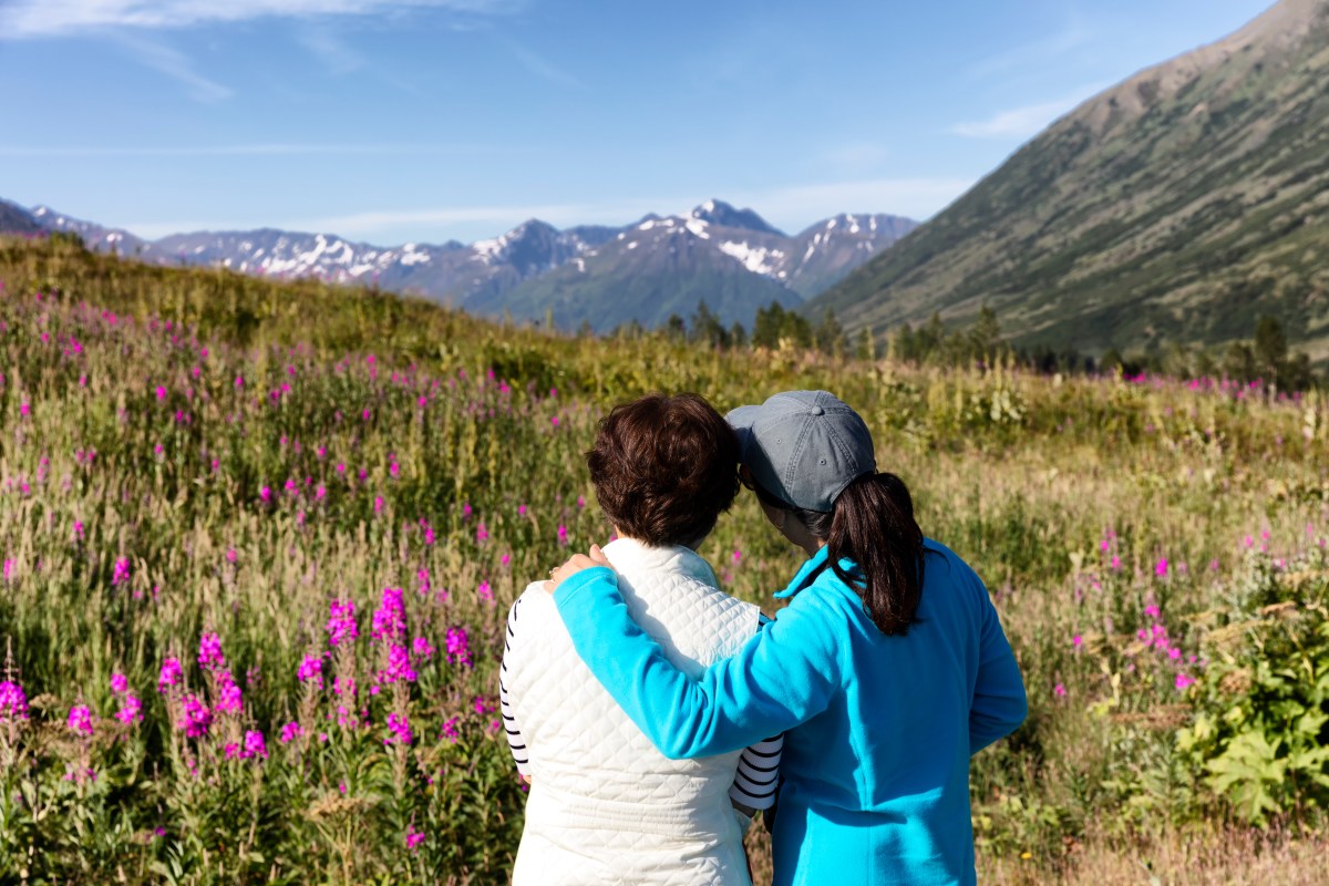 Zwei Frauen in Alaska. Reiseziele für das Sternzeichen Widder