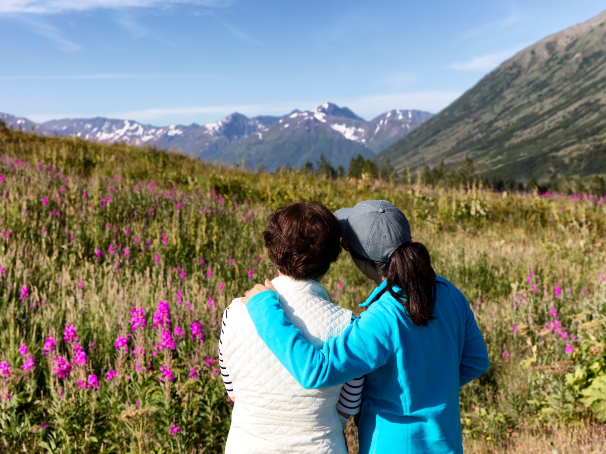 Zwei Frauen in Alaska. Reiseziele für das Sternzeichen Widder