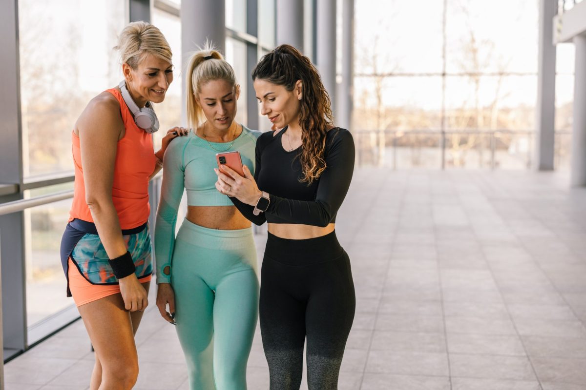 Drei Frauen im Gym Outfit.