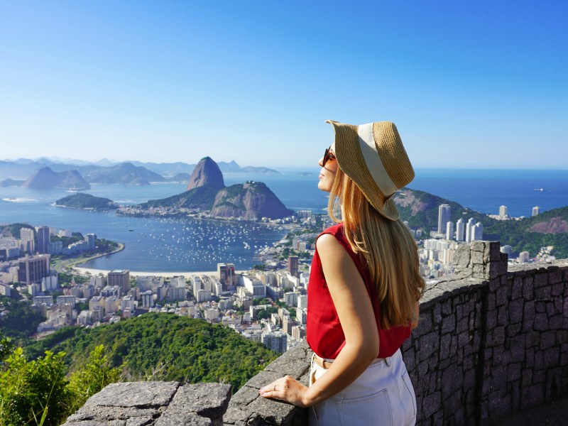 Frau in Rio de Janeiro, Brasilien. Reiseziele für das Sternzeichen Waage