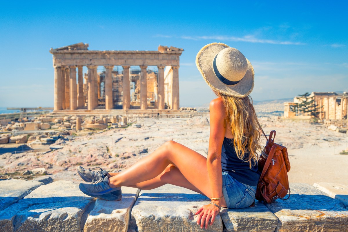 Frau vor der Akropolis in Athen: Reiseziel für das Sternzeichen Jungfrau