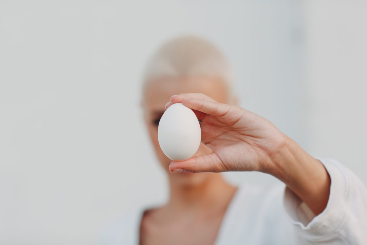 Frau mit Ei in der Hand