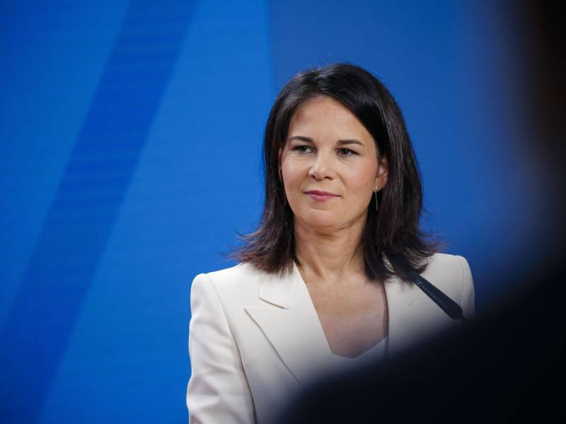 Außenministerin Annalena Baerbock bei einer Pressekonferenz. Sie trägt einen weißen Blazer.