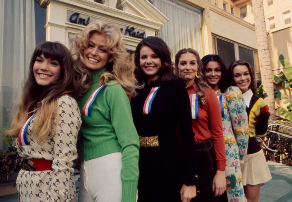 Schauspielerinnen aus den 70er Jahren blicken in die Kamera.