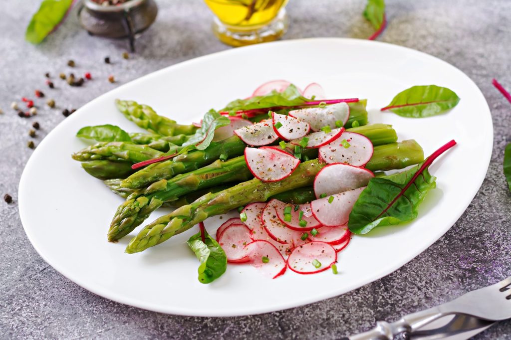 grüner Spargel mit Radieschen