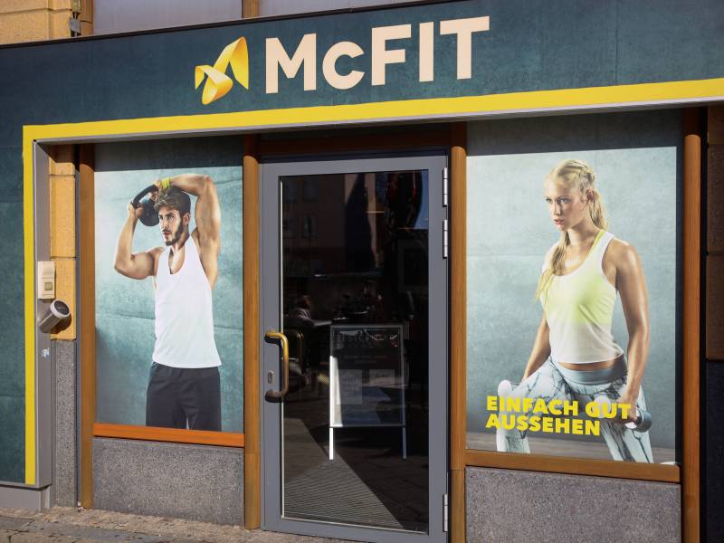 McFit ist eine der bekanntesten Fitnessstudio-Ketten überhaupt. Aber wer steckt eigentlich dahinter? Alle Details, auch zum traurigen Schicksal des Gründers.