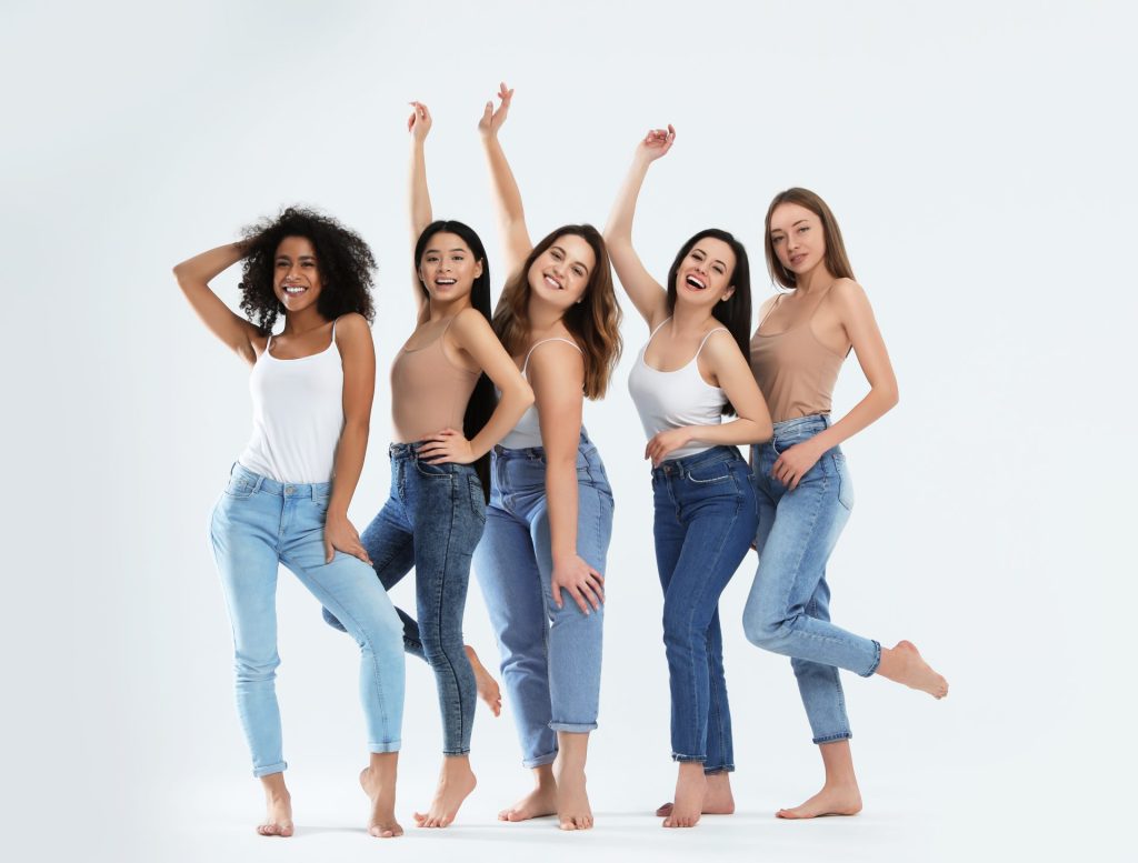 Frauen mit Jeans