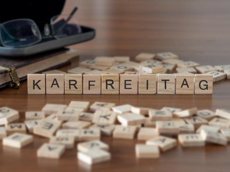 Mit kleinen weißen Plättchen wurde das Wort 