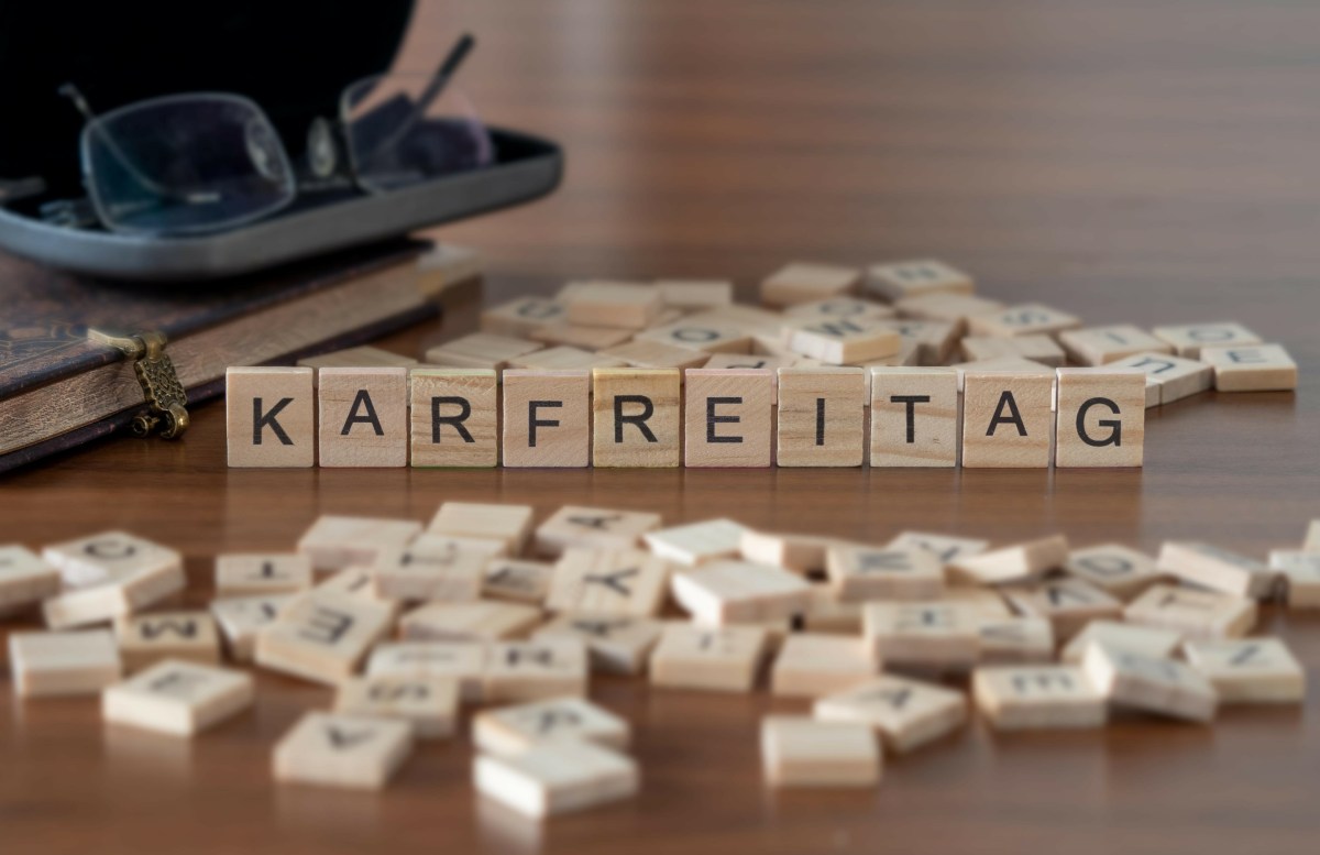 Mit kleinen weißen Plättchen wurde das Wort 