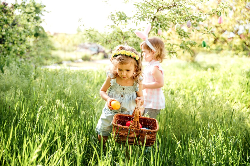 Kinder suchen Ostereier