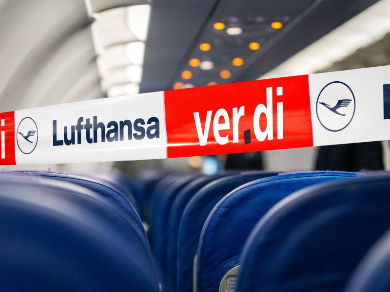 Ein Absperrband mit der Aufschrift Lufthansa und ver.di wurde durch die Kabine eines Flugzeugs gespannt.