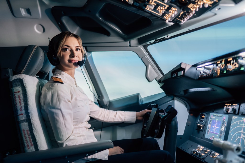 Frau im Cockpit