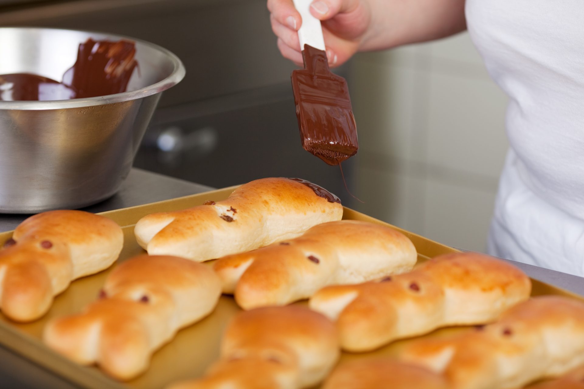 Osterhase aus Hefeteig: Einfaches Rezept zum Backen mit Kindern - wmn.de