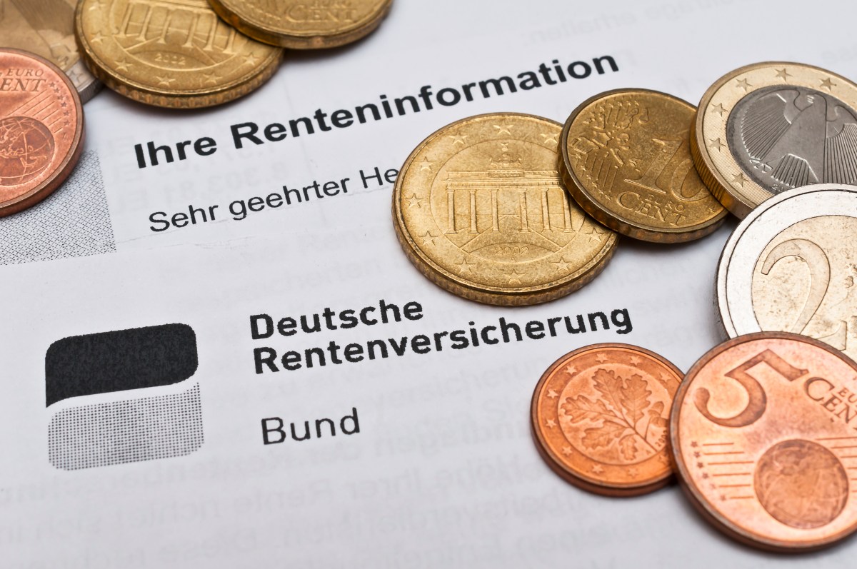Auf einer Renteninformation der Deutschen Rentenversicherung liegen Münzen.