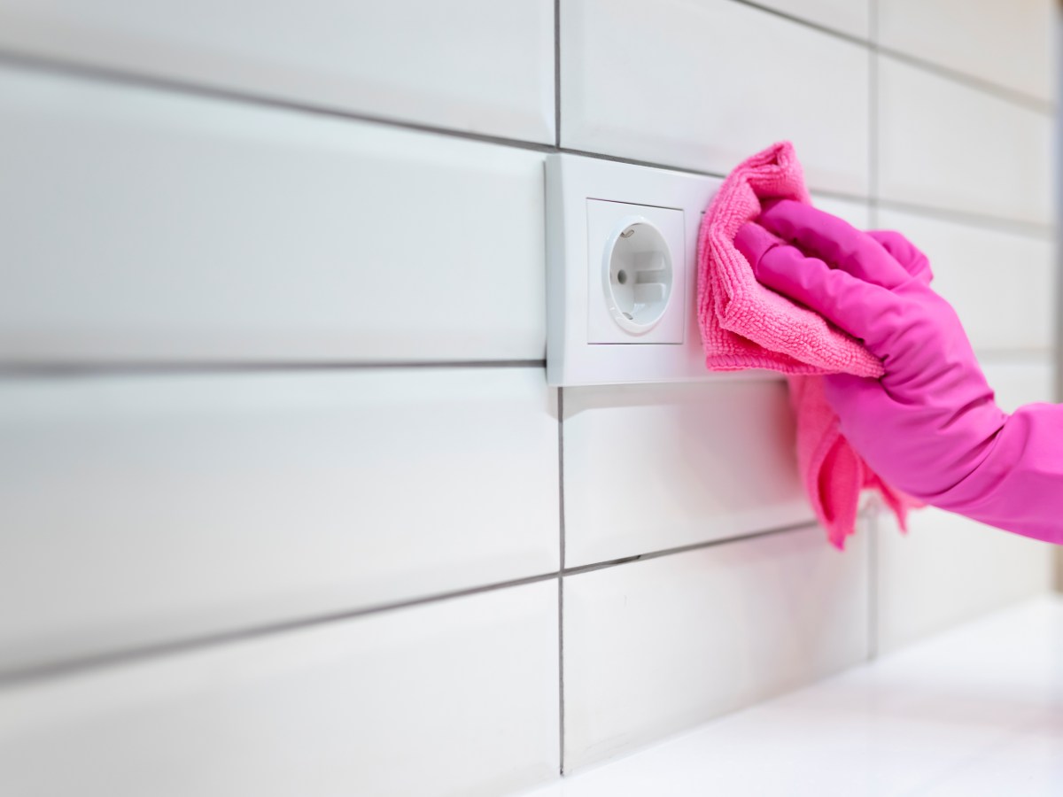 Steckdosen reinigen: 3 wichtige Tipps zur vorsichtigen Säuberung