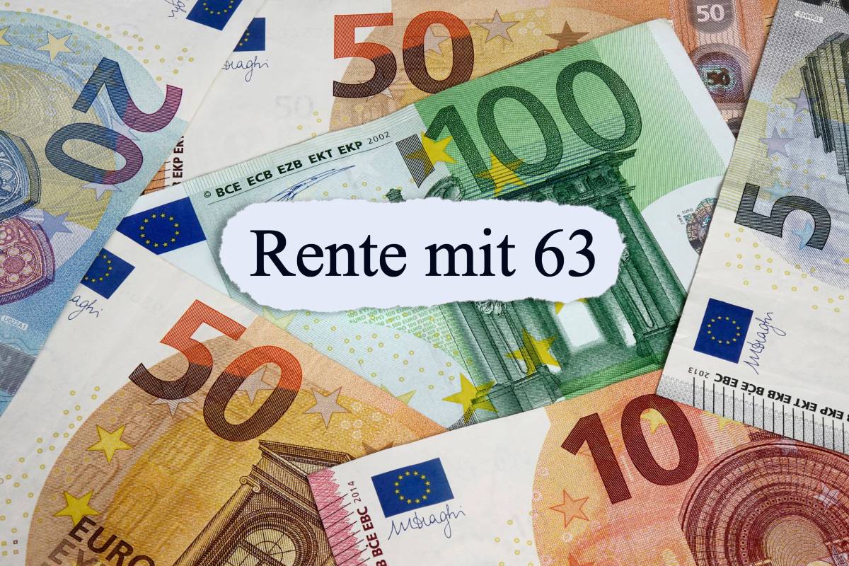Auf Geldscheinen liegt ein Papier mit der Aufschrift 