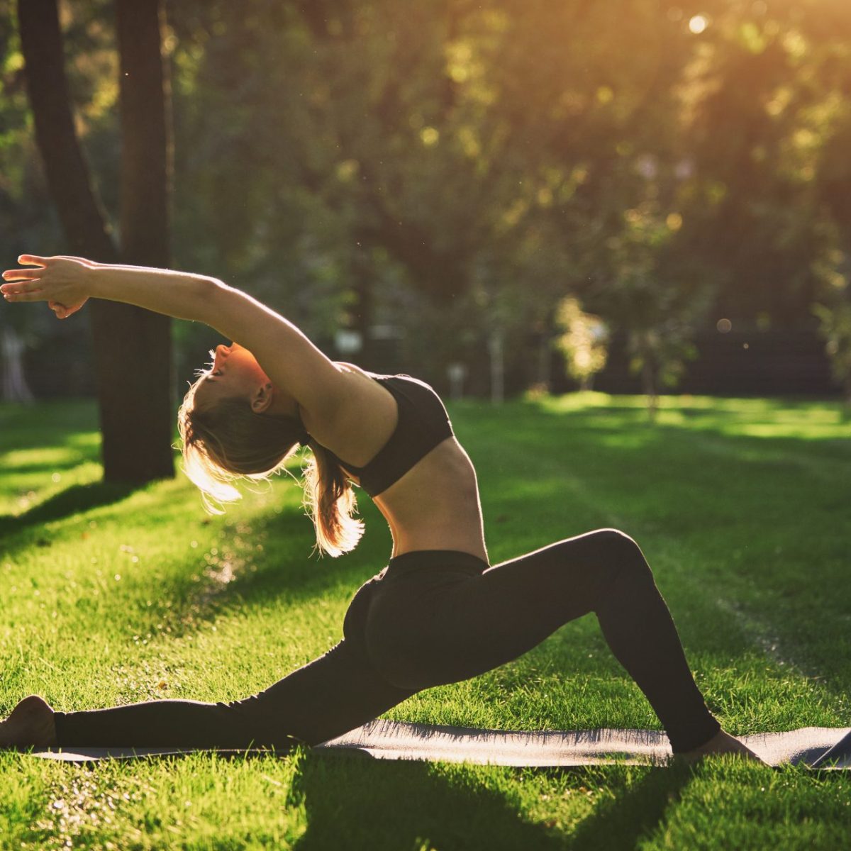 Outdoor-Yoga: 7 Gründe, warum du deine Matte draußen ausrollen solltest