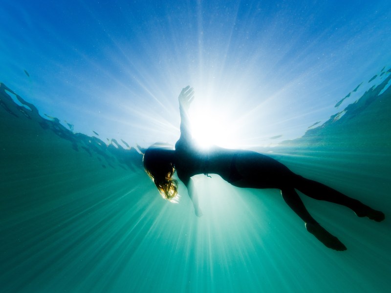 Traumdeutung Wasser Frau schwimmt im Meer